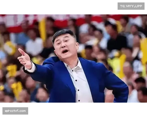 易建联现身广东主场观战，与昔日队友杜锋场边热聊